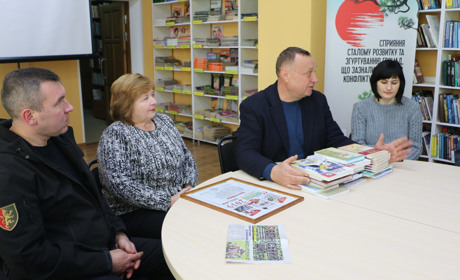 Попаснянской библиотеке подарили новые книги: видео