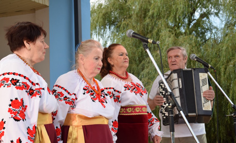 Тріо "Калинонька" відсвяткувало двадцять років на троїцькій сцені