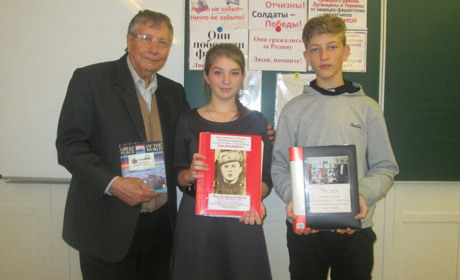 Ветеран приніс до школи фотографії і листи часів Другої світової