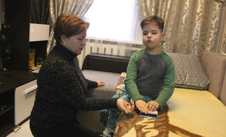«Ми трясемося над ним, він для нас, як ікона»: історія незрячого хлопчика з Корделівки, який співає
