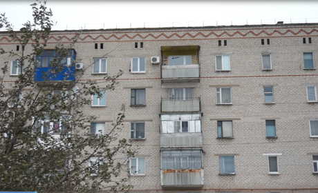 У Волноваському районі оголена жінка вистрибнула з п’ятиповерхівки 