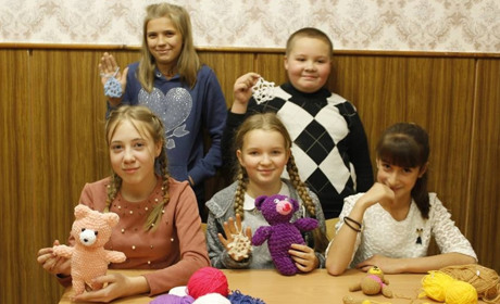 У Троїцькому будинку школярів дітей вчать в'язати іграшки