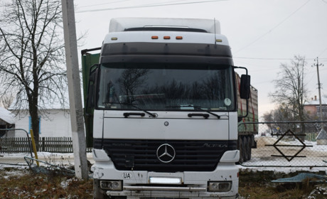 Фура врізалась у паркан лікарні. Схоже, що аварія сталася через слизьку дорогу