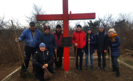 У Гуляйполі активісти доглядають за могилами жертв Голодомору