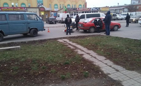 Мотоцикл зіштовхнувся з автівкою. Є потерпілі