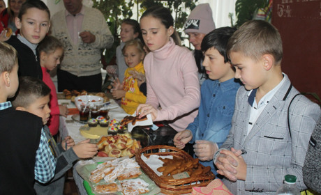 В Барській школі №1 учні проводять благодійний ярмарок зі збору коштів на лікування дитини 