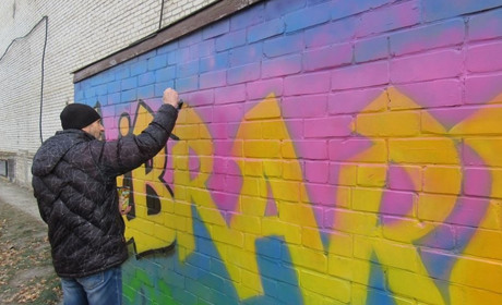 Троїчани створили бібліотечну арт-стіну 