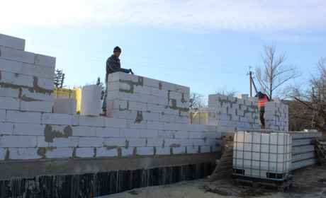 Як проходить будівництво нового приміщення лікарні у Троїцькому