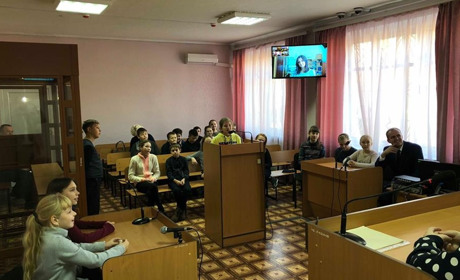У Вугледарі діти взяли участь в імпровізованому судовому процесі. Прокурор з Волновахи був справжній