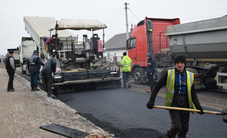 Завершують ремонт дороги по вулиці Повстанців. На неї постелять близько тисячі тонн нового асфальту