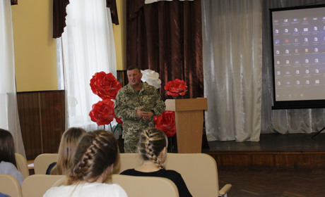 Військові розповіли троїцьким школярам, як стати офіцерами