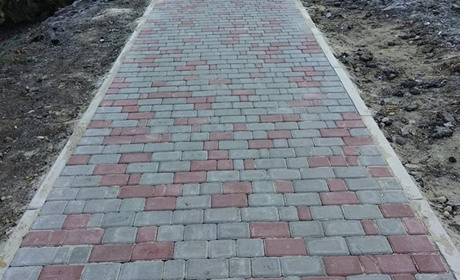 У центрі Троїцького повністю відбудували тротуар