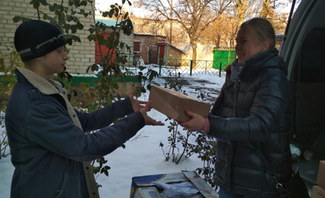 Фургон гуманітарки отримали торецькі діти від вінницьких силовиків