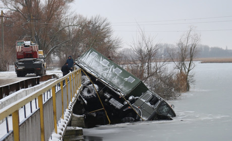 На цукрозаводі з мосту перекинулась вантажівка. Є травмовані