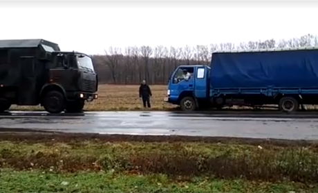 Гвардійці допомогли витягнути авто поблизу Волновахи: відео