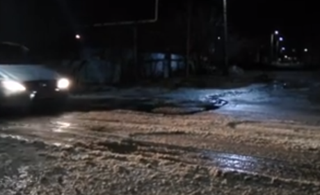 У Волновасі стався порив водогону. Водою залило перехрестя і утворилася ковзанка: відео