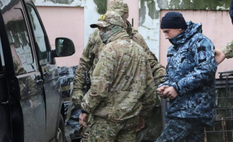 У Гуляйполі вимагають звільнити три українські кораблі та військовополонених