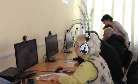 У Троїцькій центральній бібліотеці всіх бажаючих вчили користуватися інтернетом