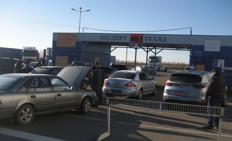 На Рівненщині сервісні центри МВС почали реєструвати авто на єврономерах. Що вимагають від власника