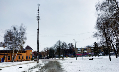 Фото дня: у Конотопі почали встановлювати головну ялинку міста