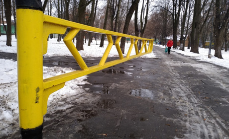 У новоградському парку і досі немає знаків обмеження руху автівок: що трапилося