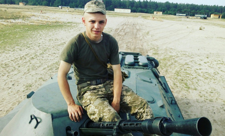 Гуляйпільський захисник робить квіти з металу 