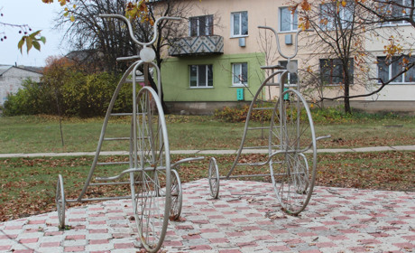 Звідки в Троїцькому з’явився пам’ятник велосипедам