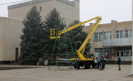 Фотофакт: у Гуляйполі встановлюють новорічну ялинку