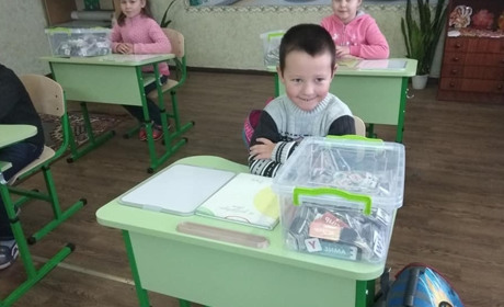 Тимонівські першокласники отримали нові парти 