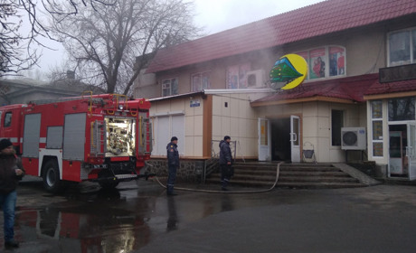У центрі Волновахи сталася пожежа у магазині: відео з місця події