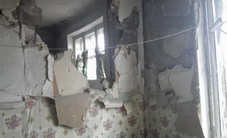 В Золотом в результате обстрела серьезно пострадала многоэтажка