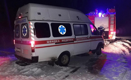 На дорозі біля села Стецьки у сніговий замет потрапила швидка допомога