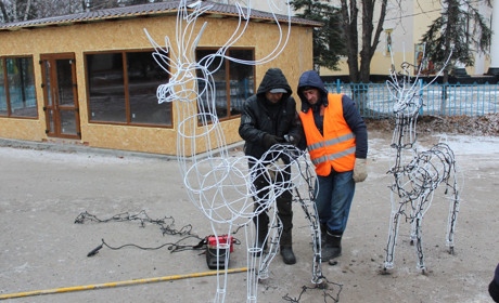 В Попасной у городской новогодней елки появились олени из металла