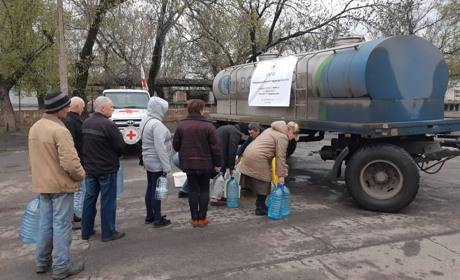 Красный Крест бесплатно раздаст воду в Торецке 