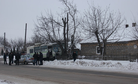 Потрійне ДТП: у Калинівці рейсовий автобус зніс паркан будинку та криницю