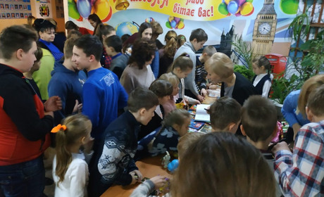 Школьники провели ярмарку, чтобы поздравить пожилых людей из дома престарелых и сирот 