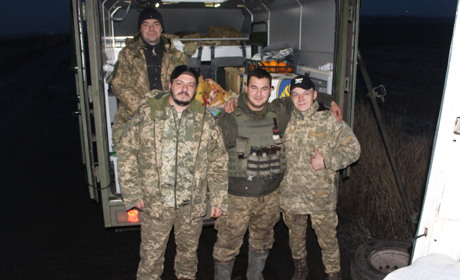 Менські волонтери відвезли «миколайчики» на війну