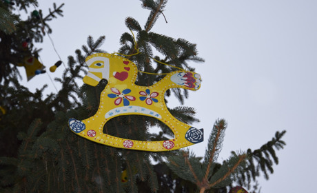 Діти прикрасили ялинку біля Будинку школярів яворівськими іграшками