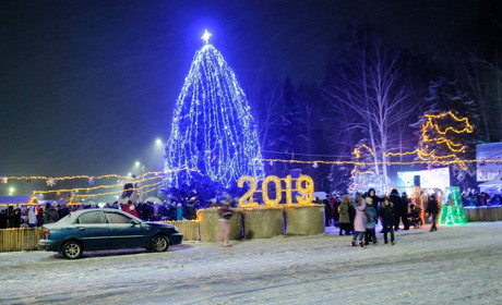 Як у Мені головну ялинку запалювали