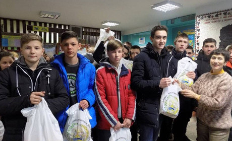 Грецькі села Волноваського району отримали подарунки до різдвяних та новорічних свят 