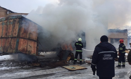 Біля хлібозаводу загорівся сарай