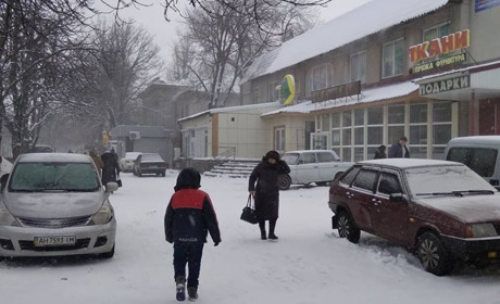 У Волновасі зареєстрували петицію про заборону незаконної стоянки біля магазину "Локомотив”