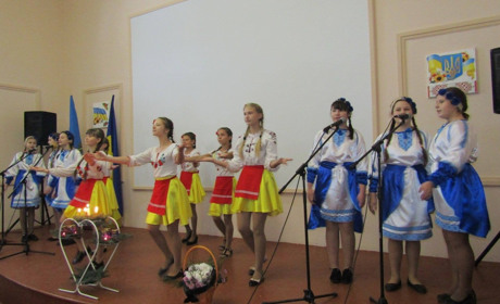 У Попасній ансамблю «Нова хвиля» подарували сценічні костюми