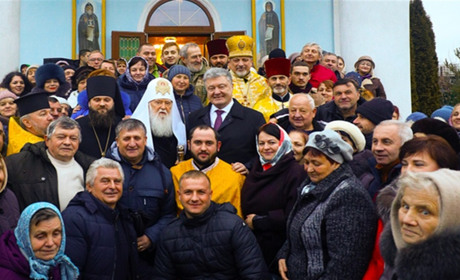 Приїзд Порошенка та почесного Патріарха Філарета у Мирне: реакція жителів у соцмережах