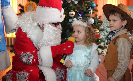 Головні герої - рожеві свинки. Як малеча міста  зустрічає Новий рік