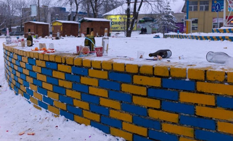 У мережі з'явилися фото післяноворічного безладу на центральній площі Волновахи