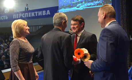 Токарю Рівненської АЕС вручили ключі від житла в гуртожитку. Він чекав на це 23 роки