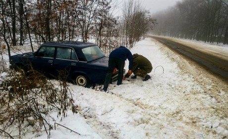 Поблизу Волновахи гвардійці витягнули з узбіччя дві автівки