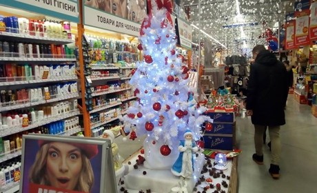 Різдвяний декор Старокостянтинівських магазинів: рахуйте ялинки