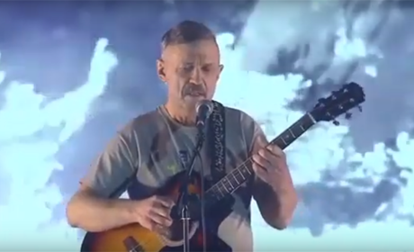 Волонтер заспівав пісню про Волноваху на фестивалі у Києві: відео